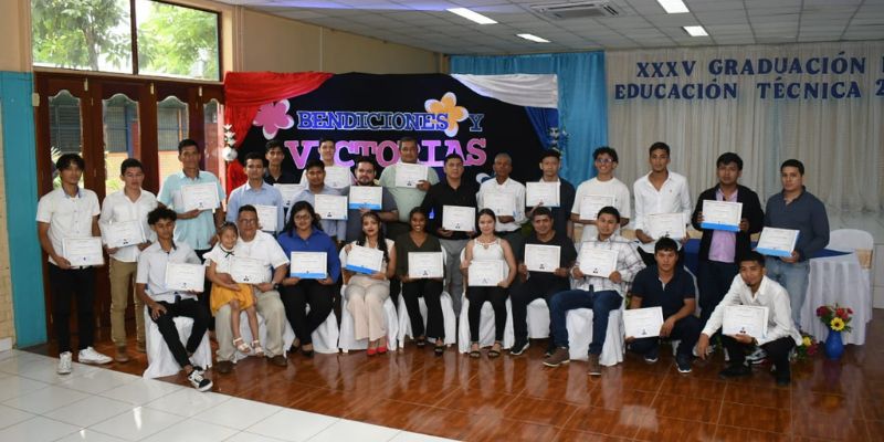 Celebrando Graduaci N De Nuevos T Cnicos Profesionales Del Centro