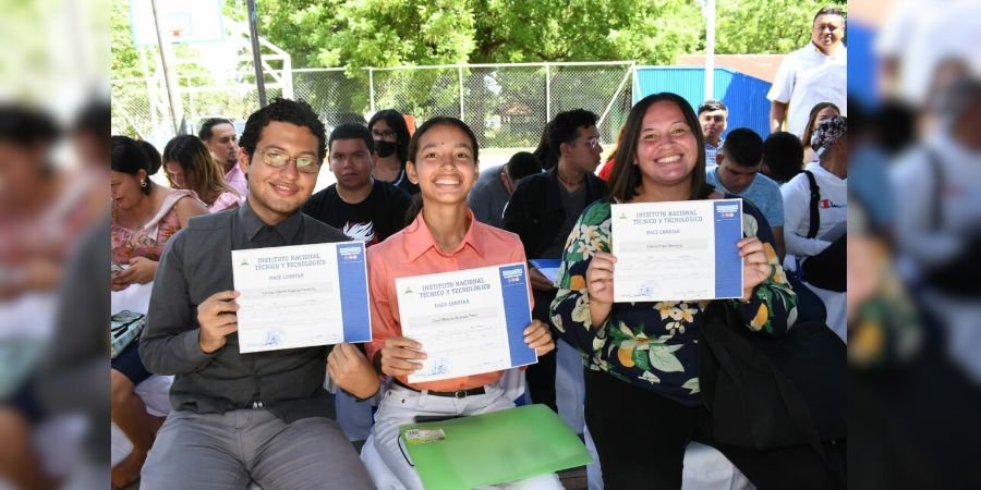 Familias capitalinas finalizan cursos libres para emprender y prosperar