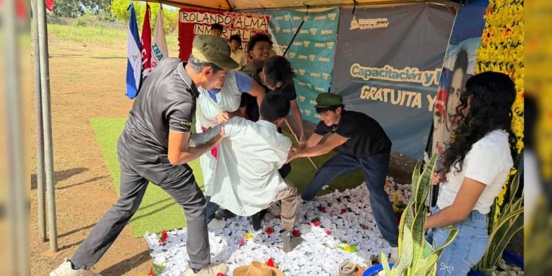 ¡Estudiantes técnicos de Chichigalpa rinden homenaje artístico a Rolando Rodríguez González