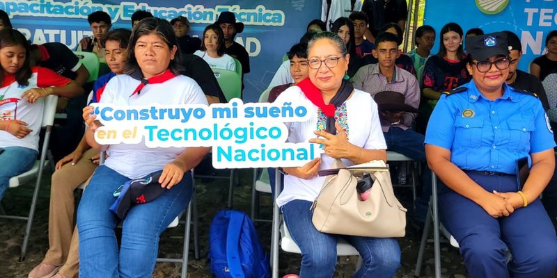 Más de 60 mil estudiantes rinden homenaje a Sandino en el 131 natalicio