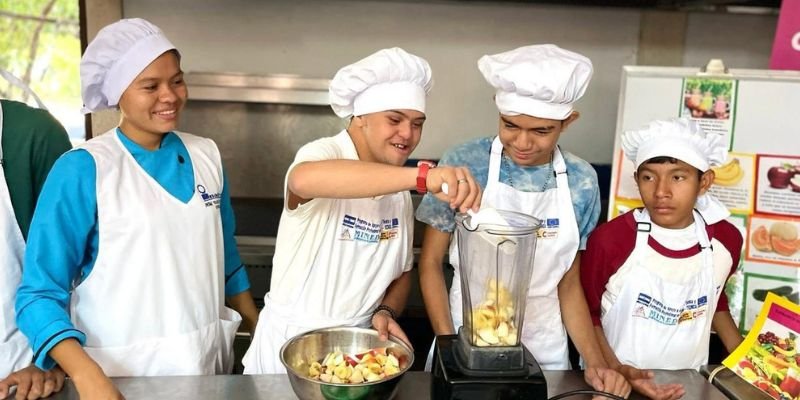 ¡Maestra que inspira! Llevando conocimientos a las comunidades, formando a jóvenes con discapacidad e impulsando el emprendimiento