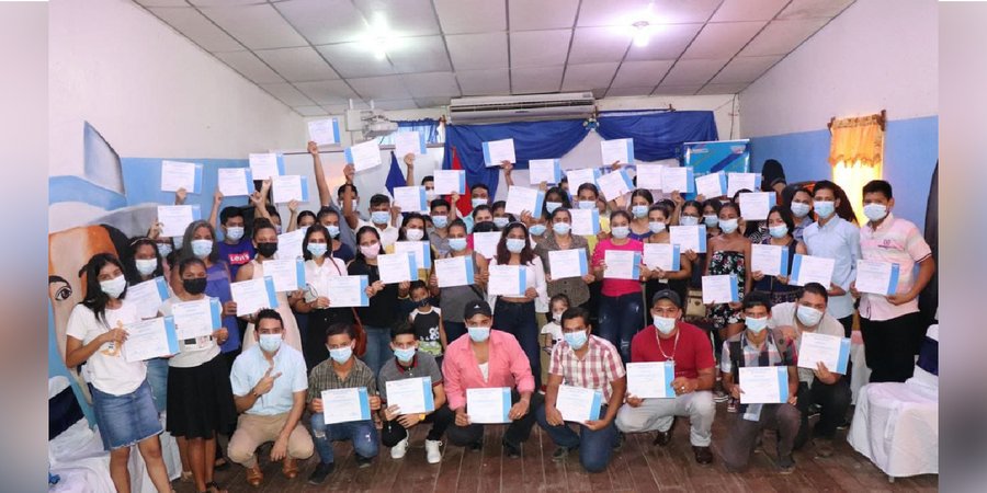 Familia del Municipio de El Rama en la Costa Caribe Sur Celebran nueva entrega de Certificados