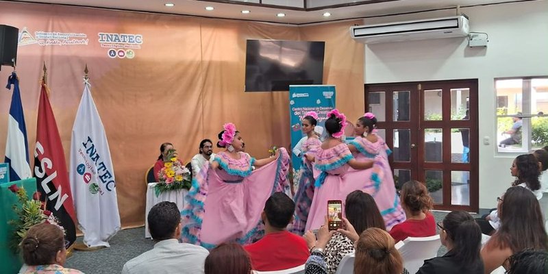 Celebran segunda promoción en Cursos Especializados