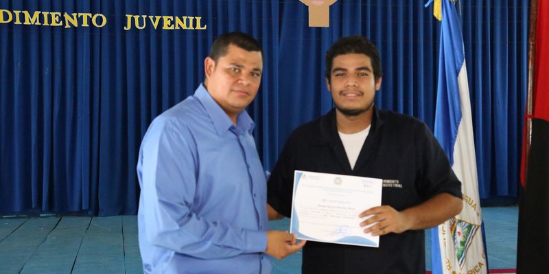 Entregan certificados de Emprendimiento Juvenil