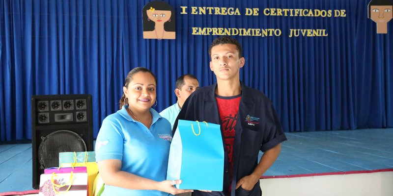 Entregan certificados de Emprendimiento Juvenil