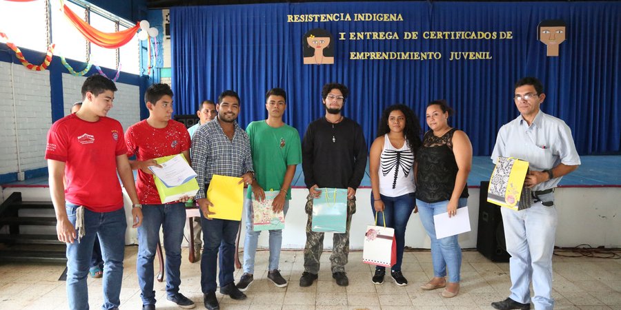 Entregan certificados de Emprendimiento Juvenil en conmemoración del “Día de la Resistencia Indígena”