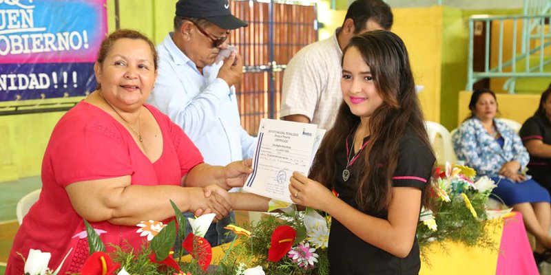 Certificación a protagonistas de Nueva Guinea