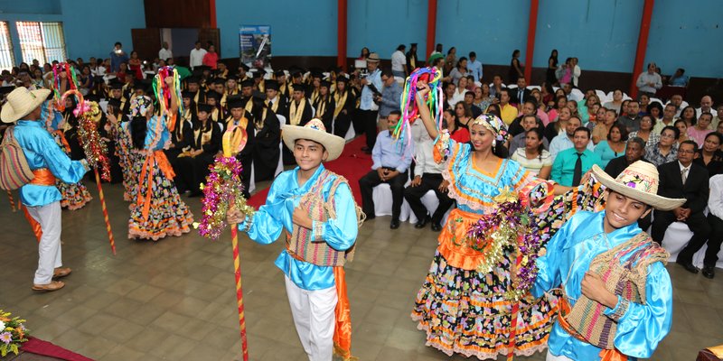 482 profesionales egresados del sector productivo comercio y servicio