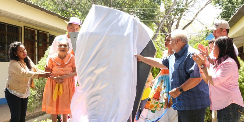 Develación de placa en honor héroe Camilo Ortega