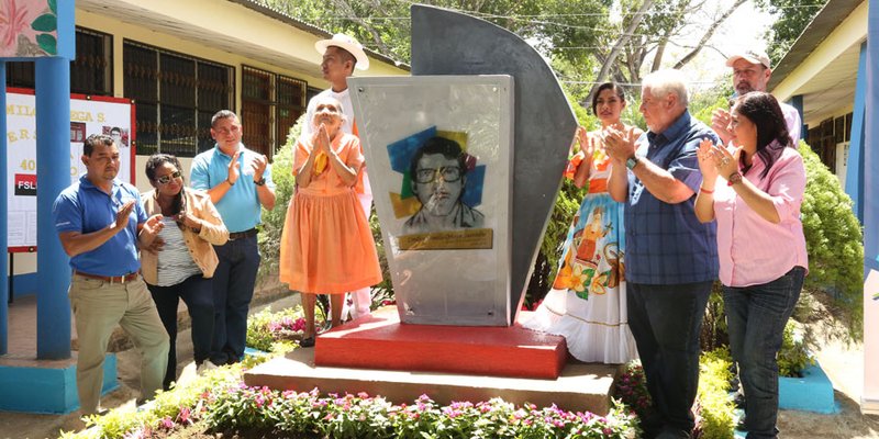 Develación de placa en honor héroe Camilo Ortega