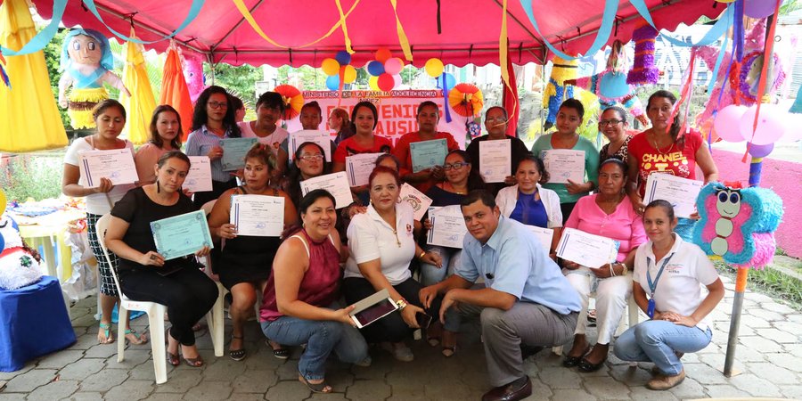 Certifican a protagonistas del curso Artesanía en tela y Elaboración de piñatas en Tipitapa