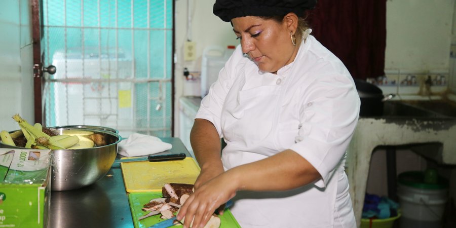 Eveling, una madre amante a la cocina