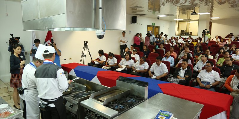 Estudiantes de Cocina comparten espacio con famoso Chef de China Taiwán