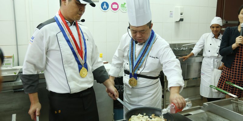 Estudiantes de Cocina comparten espacio con famoso Chef de China Taiwán
