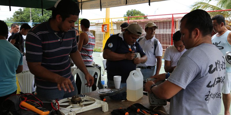 Estudiantes técnicos comparten lo aprendido