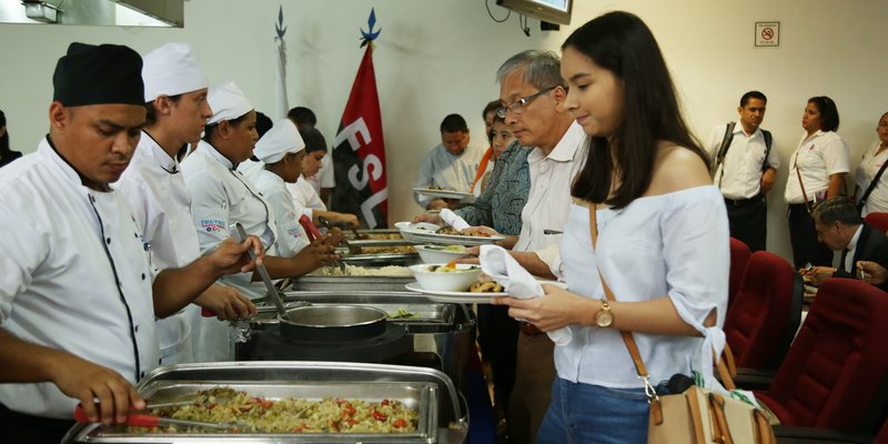 Estudiantes de Cocina comparten espacio con famoso Chef de China Taiwán