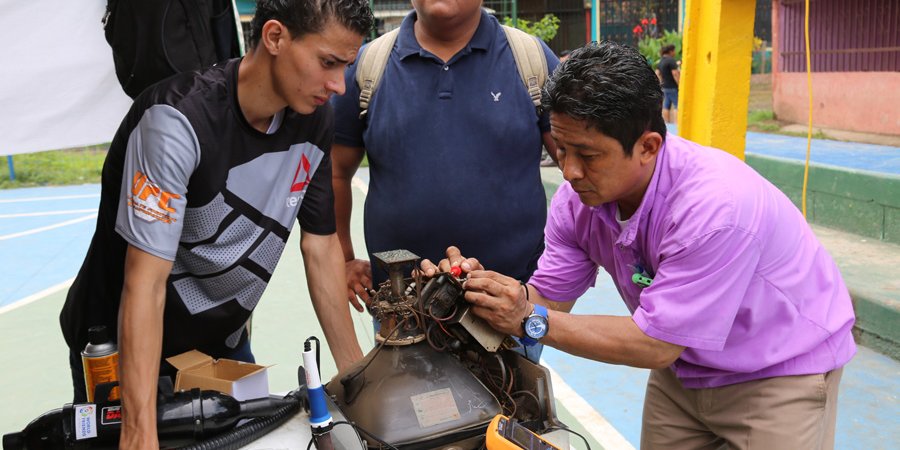 Estudiantes técnicos “comparten lo aprendido” con pobladores del barrio Camilo Chamorro