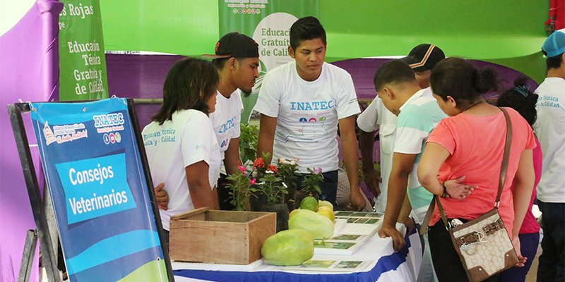 Estudiantes técnicos comprometidos con el medio ambiente, salud y seguridad vial