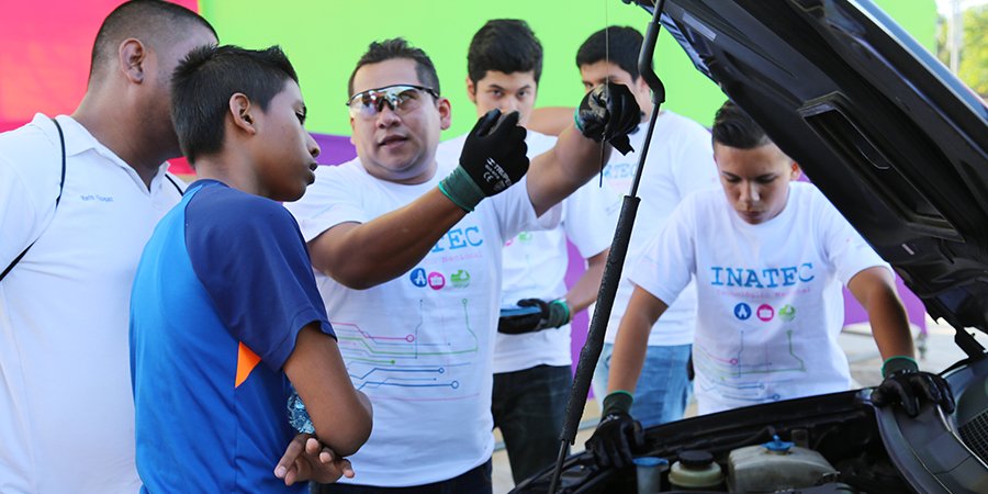 Estudiantes técnicos comprometidos con el medio ambiente, salud y seguridad vial