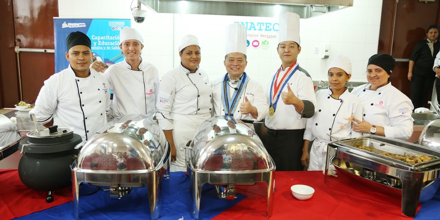 Estudiantes de Cocina comparten espacio con famoso Chef de China Taiwán