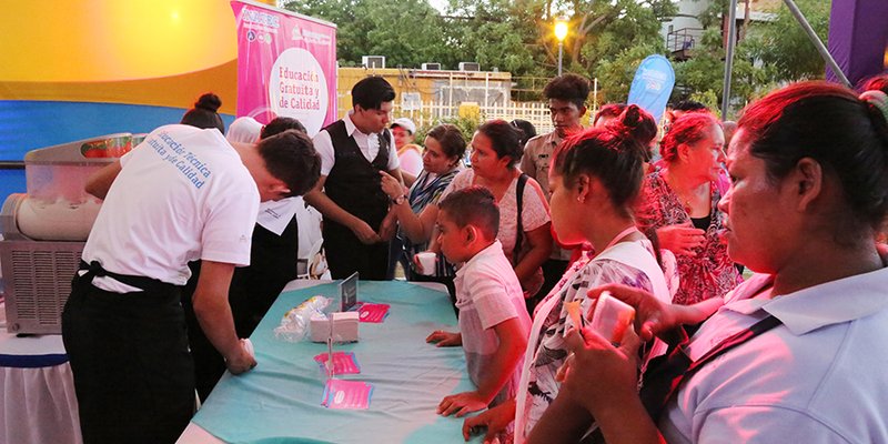 Estudiantes técnicos comprometidos con el medio ambiente, salud y seguridad vial