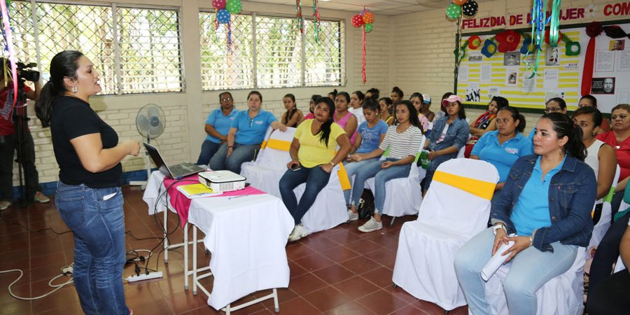 Servidoras públicas comparten una charla educativa con las protagonistas de la educación técnica