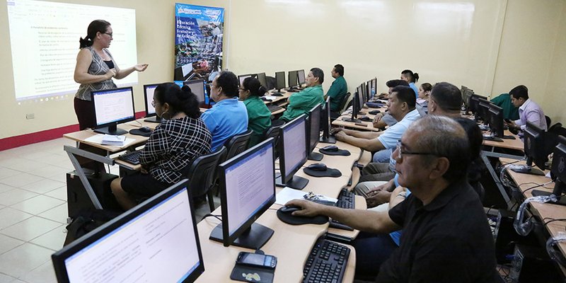 Docentes e instructores de Educación Técnica se capacitan para brindar mayor calidad