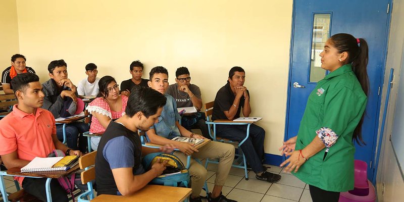 Estudiantes técnicos desarrollan sus clases en un ambiente armónico