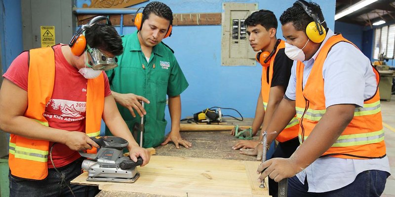 Estudiantes técnicos desarrollan sus clases en un ambiente armónico