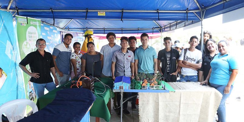 Estudiantes Técnicos presentes en la Expo Feria “Amor a la Madre Tierra”