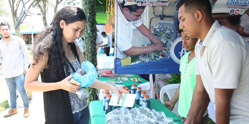 Estudiantes Técnicos presentes en la Expo Feria “Amor a la Madre Tierra”