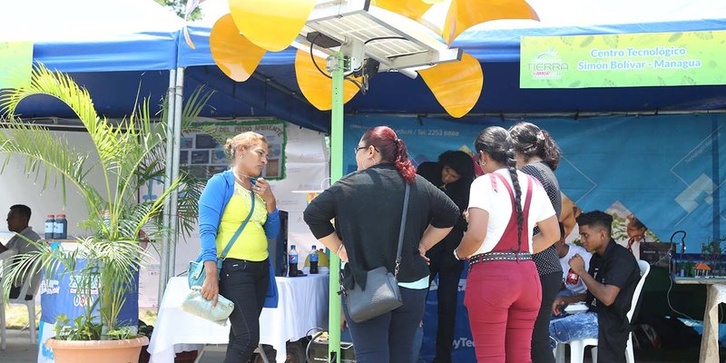Estudiantes Técnicos presentes en la Expo Feria “Amor a la Madre Tierra”