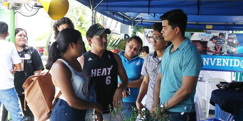 Estudiantes Técnicos presentes en la Expo Feria “Amor a la Madre Tierra”