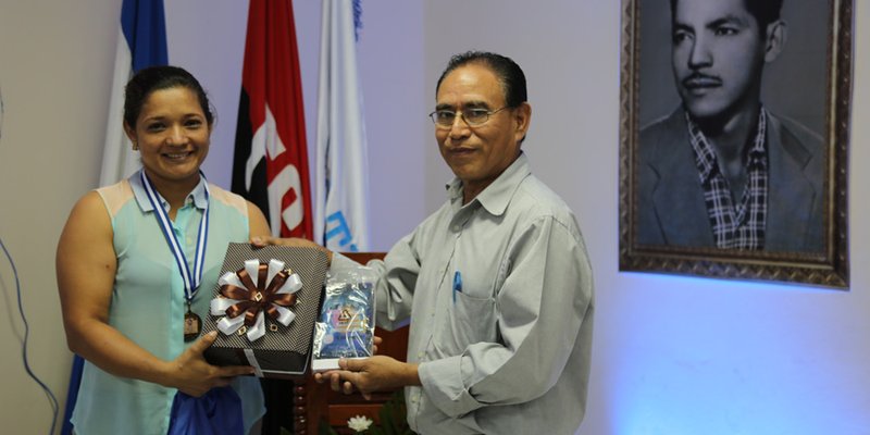 Tecnológico de León conmemora el natalicio de Rigoberto López Pérez