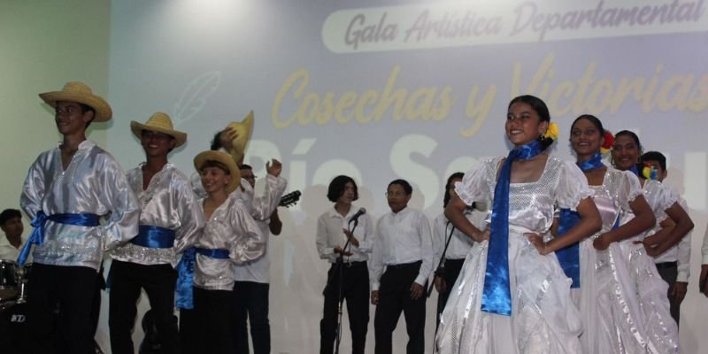 Río San Juan celebra su identidad y talento en la Gala Artística Departamental “Cosechas y Victorias”