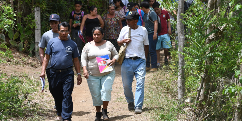 ¿Cómo un matrimonio ha mejorado la producción de aves y cerdos a través de las Escuelas Técnicas de Campo?