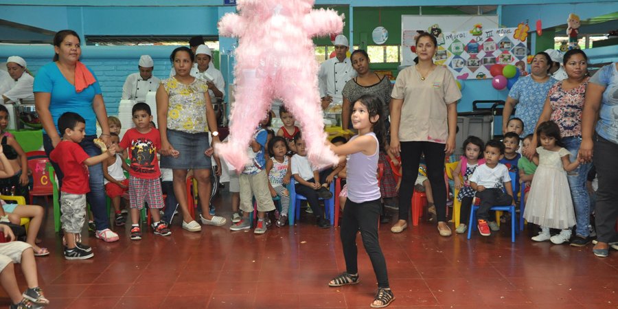 Estudiantes de hotelería llevan alegría a niños y niñas de CDI