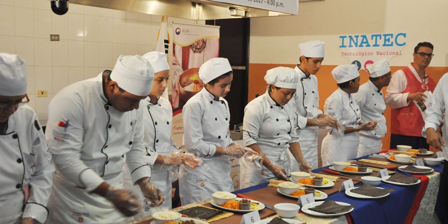 Chefs coreanos realizan “clase magistral” para  estudiantes de hotelería y turismo