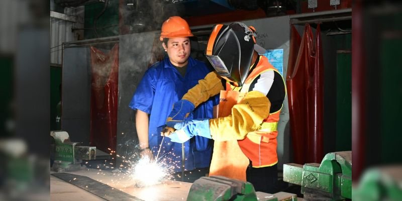 Demostraciones de capacidades y habilidades aprendidas por estudiantes técnicos del sector industrial