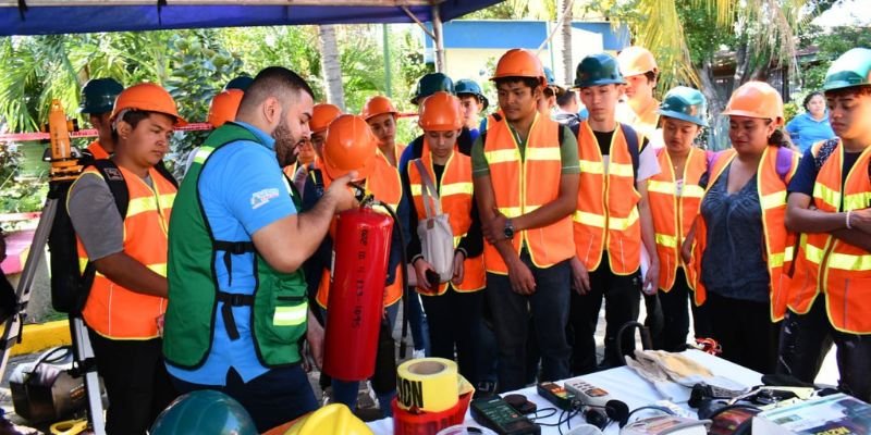 Protagonistas matriculados en carreras técnicas conocen espacios didácticos del Centro Tecnológico Hugo Chávez Frías