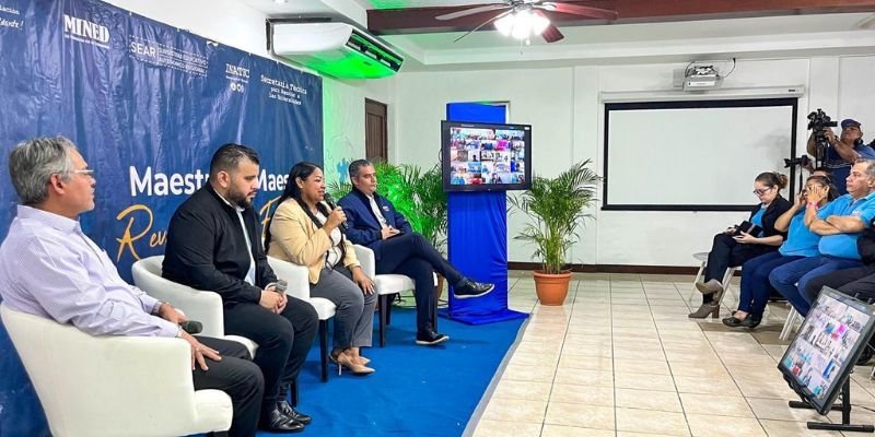 Más de 5 mil maestros participan en Encuentro Nacional “Tiempos de Paz y Dignidad”