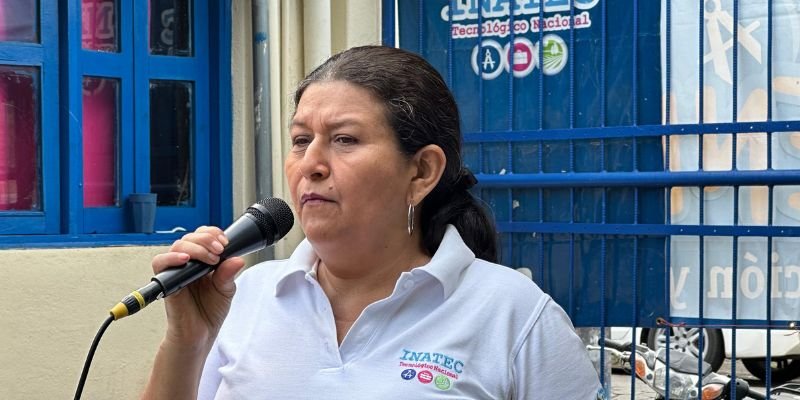 Educación técnica y tecnológica honra mes patrio