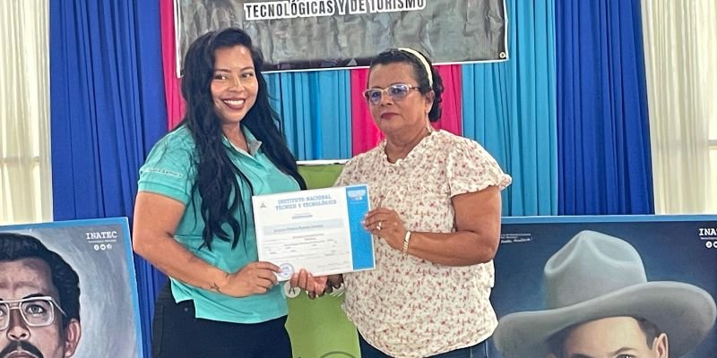200 protagonistas egresan de la Escuela Municipal de Oficio en Siuna en celebración de las Fiestas Patrias