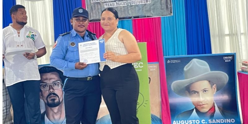 200 protagonistas egresan de la Escuela Municipal de Oficio en Siuna en celebración de las Fiestas Patrias