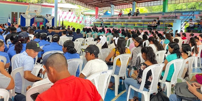 200 protagonistas egresan de la Escuela Municipal de Oficio en Siuna en celebración de las Fiestas Patrias