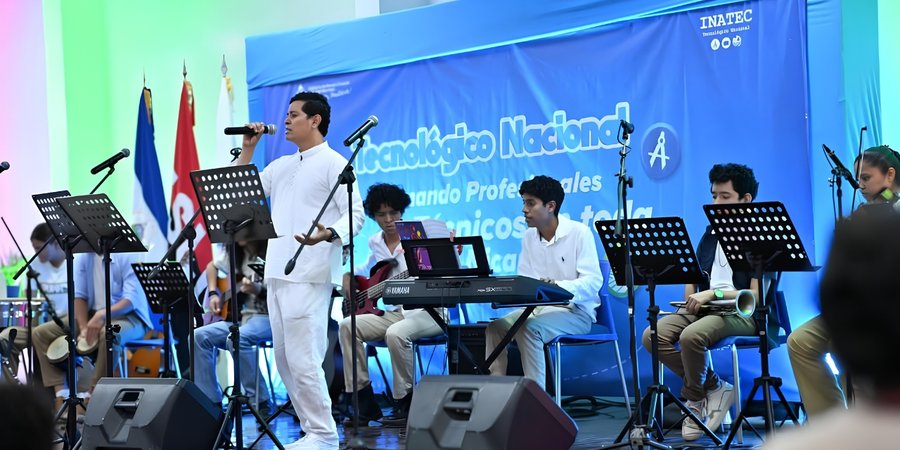 Jóvenes convierten su aprendizaje musical en un  homenaje a la identidad latinoamericana