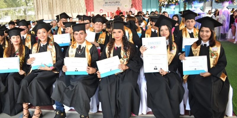 León celebra graduación de 151 Técnicos Profesionales del Sector Comercio y Servicio