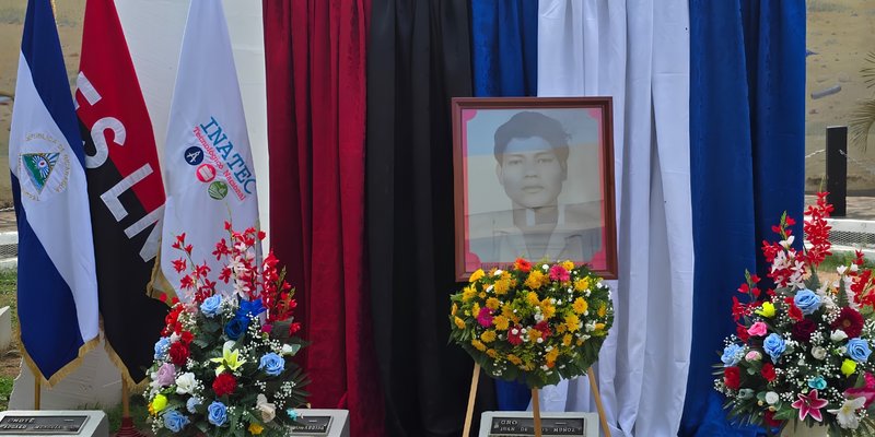 Comunidad Educativa Rinde Homenaje al Héroe Juan De Dios Muñoz Reyes en el Centro Tecnológico De León