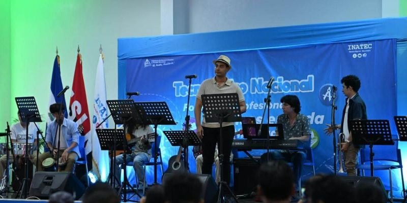 Jóvenes convierten su aprendizaje musical