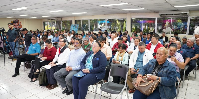 Más de 5 mil docentes participan en Encuentro Nacional “Tiempos de Paz y Dignidad”